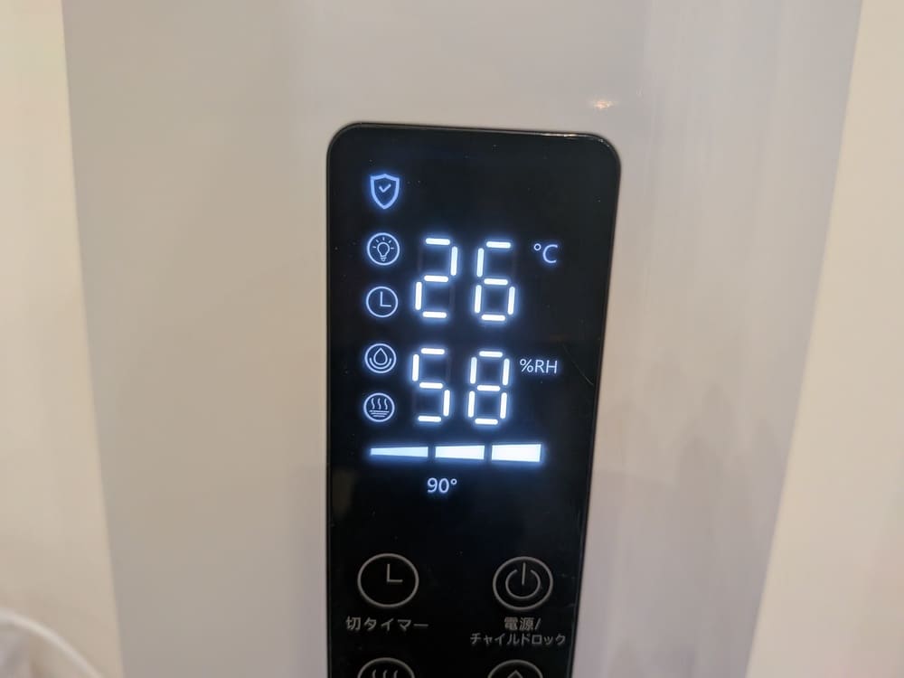 Yutogen加湿器が室温と湿度を表示している様子
