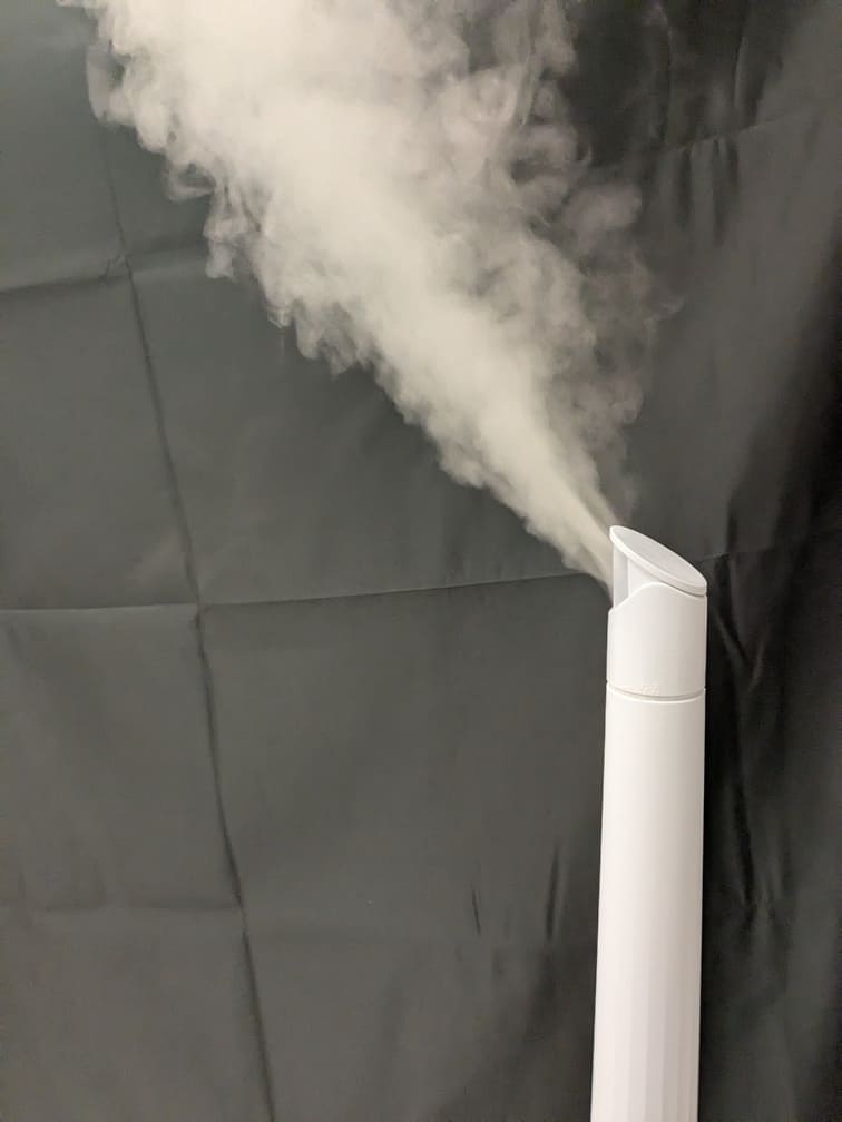 超音波式加湿器からミストが出ている様子の写真