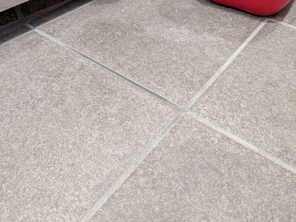 灯油の染みがついた玄関のタイル