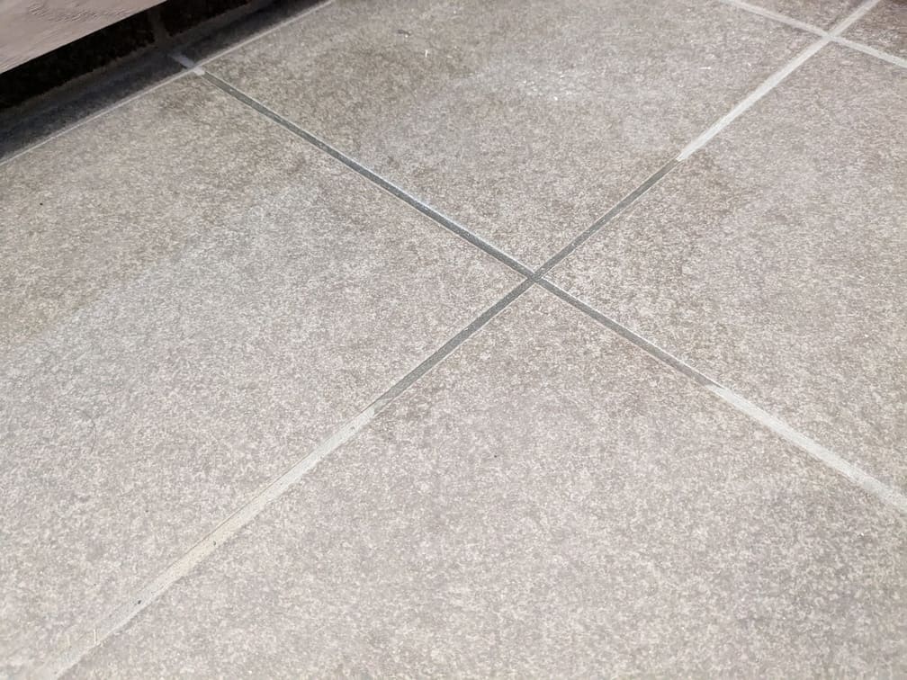 灯油の染みを歯ブラシで磨いた後のタイルの様子