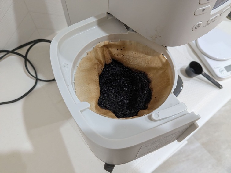 カフェばこpro使用後の様子。ペーパーフィルターだからコーヒーかすの廃棄が楽。