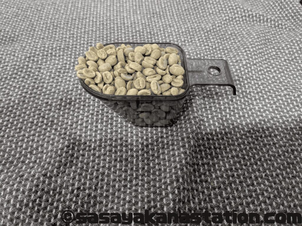 ダイニチ焙煎機付属の計量スプーンで豆を計測する様子