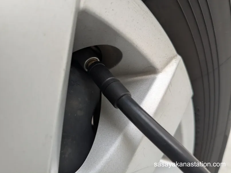 電動空気入れをタイヤに接続した様子