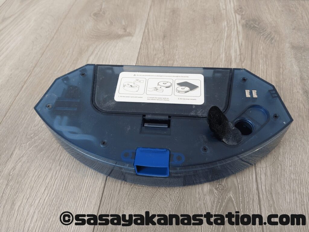 L35にモップを設置する様子。給水部分。
