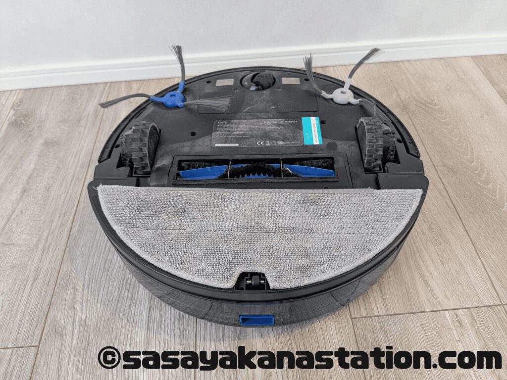 L35にモップを設置する様子。給水部分。本体に設置する。