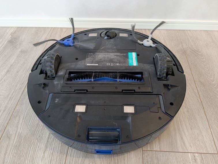 L35にモップを設置する様子。給水部分。本体に設置する。