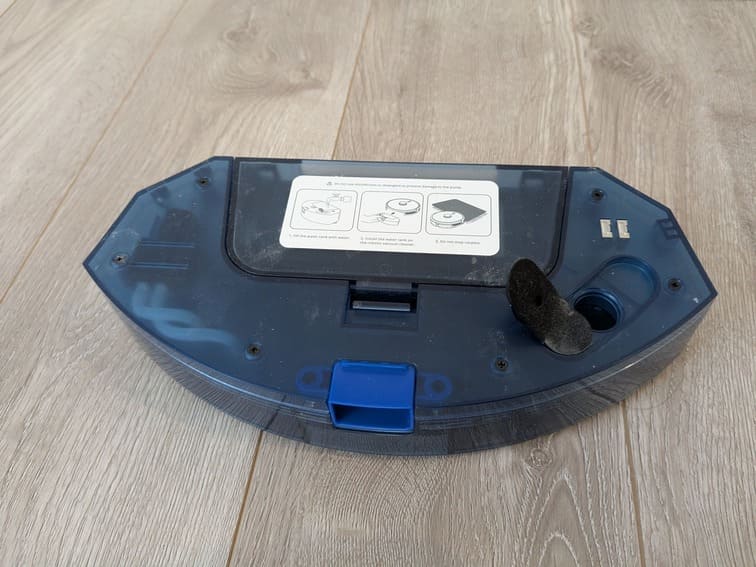 L35にモップを設置する様子。給水部分。