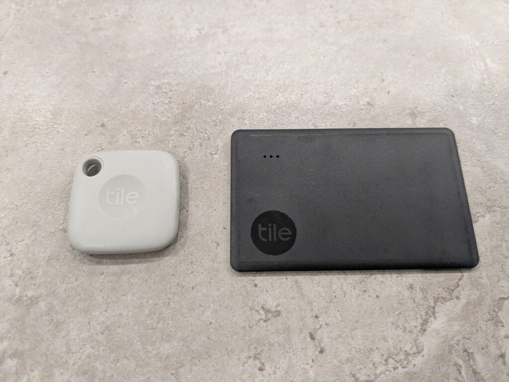 僕が使用しているTileのスマートタグ。左のキーホルダータイプは鍵に、右のカードタイプは財布に使用。