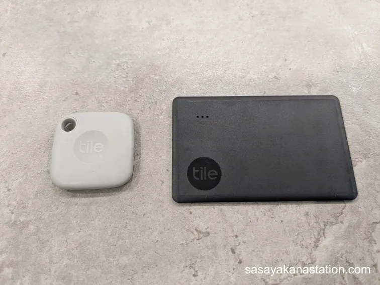 使用しているTileのスマートタグ。左のキーホルダータイプは鍵に、右のカードタイプは財布に使用。