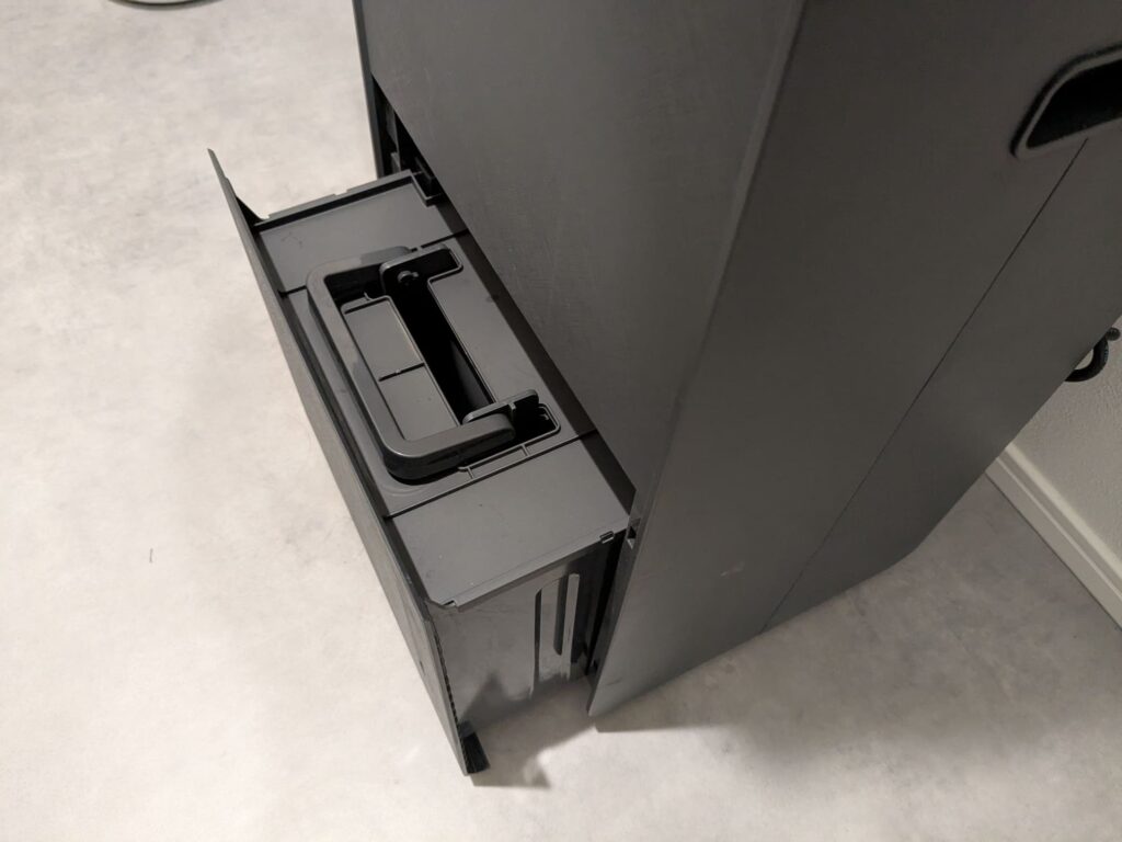 除湿機EDC-H60の給水タンクを取り出す様子
