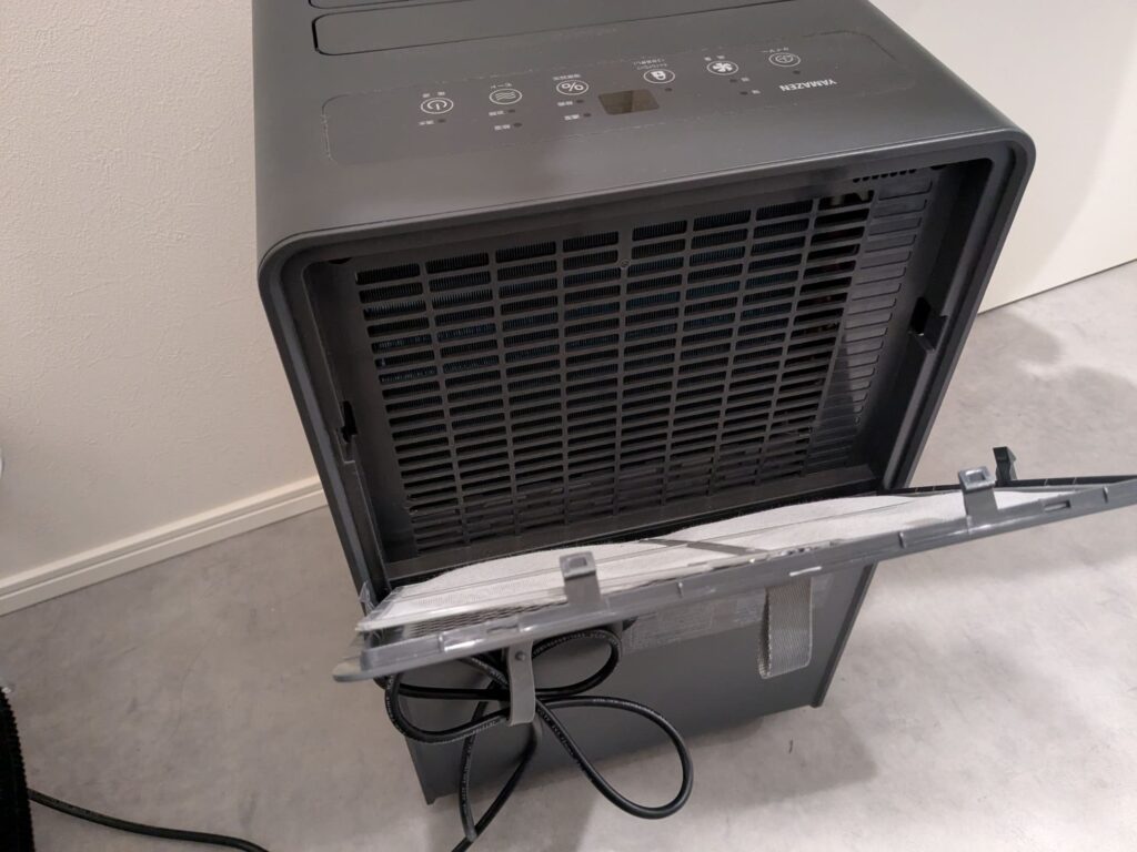 除湿機EDC-H60のフィルターを取り外す様子