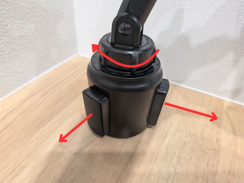 製スマホホルダーの調整ねじを回すと固定ブロックが飛び出す。