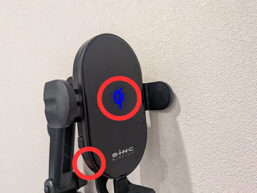 製スマホホルダーのライトが光っている様子。