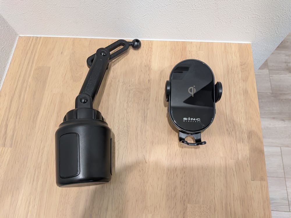 セイワ製スマホホルダーは2つの部品から構成されている。正面