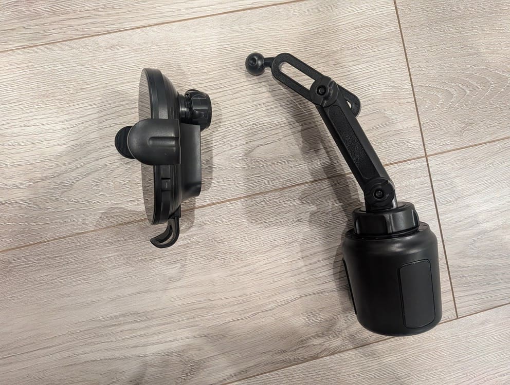 セイワ製スマホホルダーは2つの部品から構成されている。側面