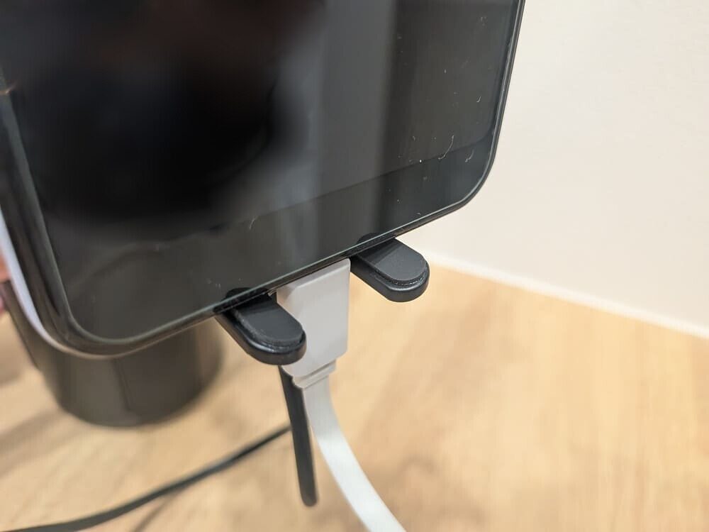 セイワ製スマホホルダーで、スマホを有線充電した様子