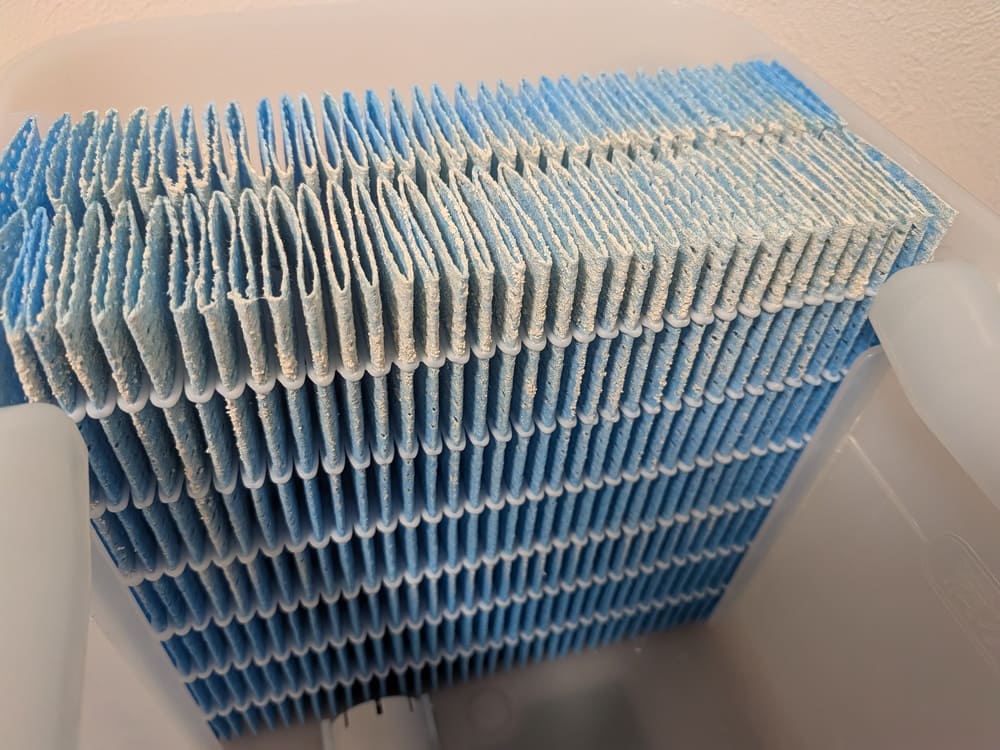 気化式加湿器のフィルターに固着したミネラル分