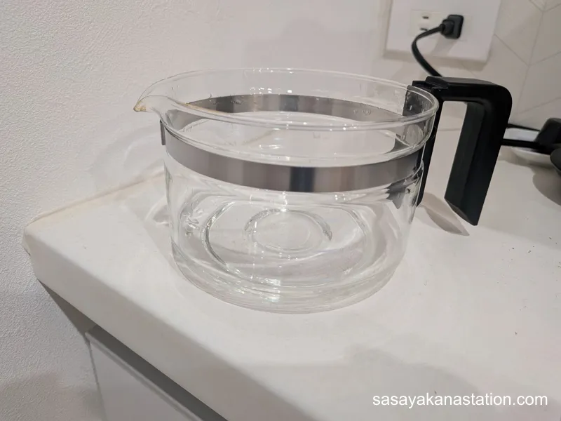 CM-D457のサーバーに水を入れて計る様子